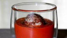 Soupe froide de poivron grillé, fromage de chèvre frais