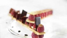 Baguette de framboises croustillantes à la verveine, sorbet hibiscus