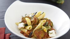 Salade de penne aux Courgettes, chèvre frais, basilic et olives noires