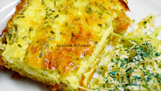 Quiche aux herbes fraîches sur croustillant de pommes de terre et carottes