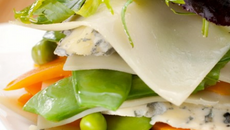 Lasagnes de légumes primeurs à la Fourme d'Ambert, jus de tomates au balsamique