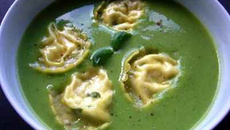 Soupe de petits pois et courgettes aux raviolis de ricotta