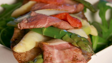 Bruschetta d'aiguillette de canard, asperges du Blayais, tomates et Ossau Iraty