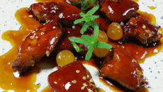 Suprêmes de canetons caramélisés au miel d'acacia et épices.