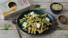 Casarecce de pois chiches, pousses d'épinards, pignons de pin et feta rôtie