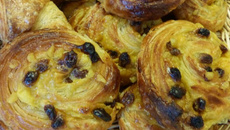 Pains aux raisins à la pâte levée feuilletée