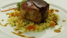 Crépinette de carré d'agneau au chorizo grillé, jus « raz el hanout » et boulgour aux abricots séchés