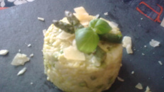 Risotto de légumes verts: petits pois, fèves et asperges vertes