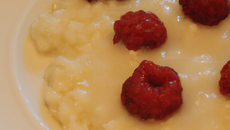 Riz au lait de notre enfance, framboises poêlées au serpolet