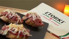 Crostini piquillos, jambon de Bayonne et Etorki