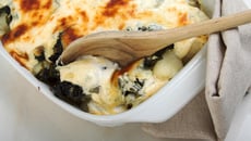 Gratin de pommes de terre et d'épinards au fromage à raclette