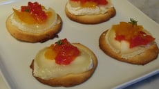 Fruits confits de poivrons sur sablés aux herbes