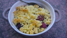 Crumble aux cerises au vin rouge