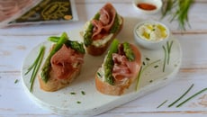 Bruschetta aux asperges et au jambon de Parme AOP