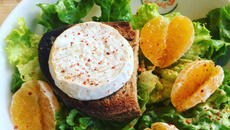 Salade au fromage de Rocamadour à la clémentine