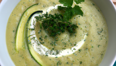Velouté de courgettes aux herbes aromatiques