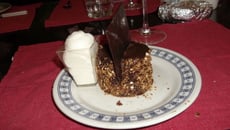 Entremet chocolat-pralin en habit de Mystère, et sa crème de mascarpone en chantilly à l'amande amère