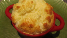 Soufflé au chèvre et aux herbes