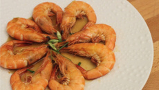 Crevettes sautées sauce rouge