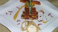 Gaufre à l'ananas et au romarin - Glace de lard fumé et tempura d'oignon - Ananas rôti et parfum de chutney