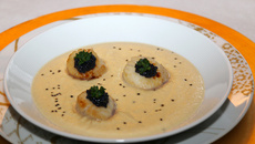 Velouté de navet boule d'or au foie gras et noix de St-Jacques, sel noir d'Hawaii