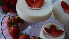 Pannacotta verveine, fraises et roses