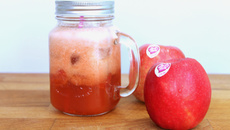 Jus de pomme Pink Lady® et fraises pochées