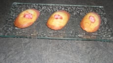 Madeleine à la fraise et au pralinés de Lyon