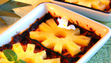 Gratins d'ananas sur son lit de chocolat