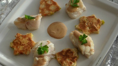 Suprèmes de cabillaud rôtis, jus de cuisson à la crème balsamique et blinis de légumes