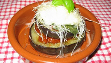 Millefeuille aubergine tomate confite et croustillant mozzarella