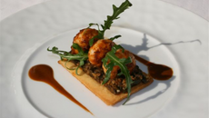 Les langoustines rôties au saté sur un gressin à la tapenade d'olive noire et kombu