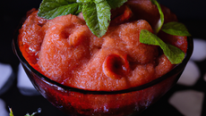 Granité facile aux fraises et à la menthe