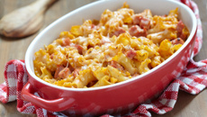 Gratin de pâtes au jambon assaisonné d'une pointe de noix de muscade