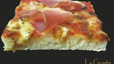 Pizza aux fromages et speck