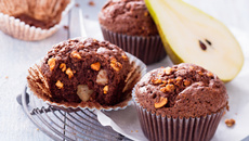 Muffins chocolat aux poires pochées et noisettes caramélisées