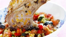 Carré d'agneau rôti à la fleur de sel de pamplemousse de Floride, légumes croquants au miel de thym