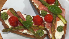 Bruschetta aux asperges vertes, mozzarella Di Bufala et jambon de Parme