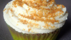Cupcake aux pommes caramélisées, topping crème fouettée et poudre de caramel au beurre salé