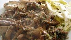 Animelles en persillade aux girolles