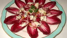 Salade de carmine au roquefort et aux noix