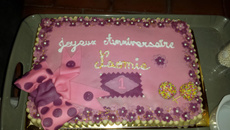 Gâteau d'anniversaire multicolore