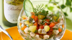 Tartare de bar aux agrumes et aux herbes du jardin