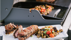 Filet d’agneau à la tapenade et ail frit, aubergines au cumin