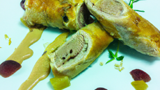 Nems au confit de canard cylindres de poires sauce roquefort