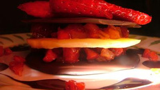 Mille-feuille de trois chocolats au tartare de fenouil et fraises