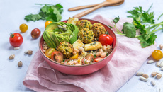 Salade de quinoa aux falafels, crudités et féta