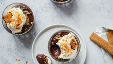 Crèmes onctueuses au chocolat, crème fouettée et crêpes dentelles nature
