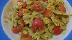 Farfalle, pesto, mozzarella et tomates cerise