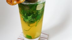 Bouillon Ariaké presque comme un mojito, raviolis au concombre et au poulet